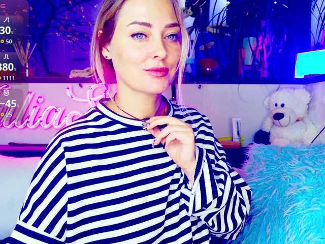 Oddajajo posnetke zaslona _JuliaSpace_