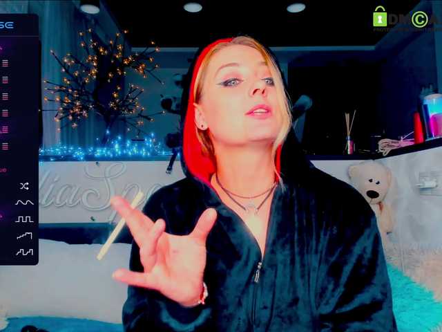 Oddajajo posnetke zaslona _JuliaSpace_