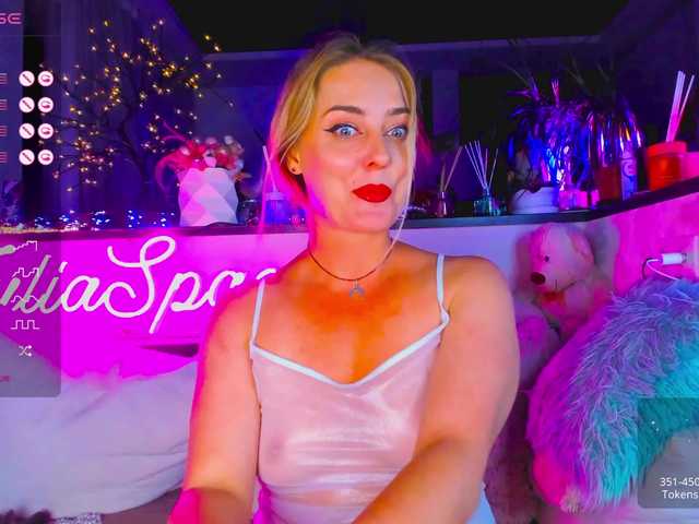 Oddajajo posnetke zaslona _JuliaSpace_