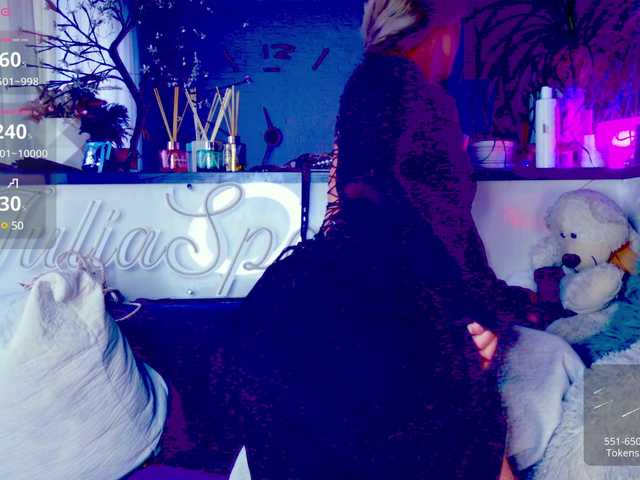 Oddajajo posnetke zaslona _JuliaSpace_