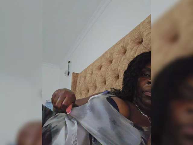 Oddajajo posnetke zaslona AfricanShyQueen1