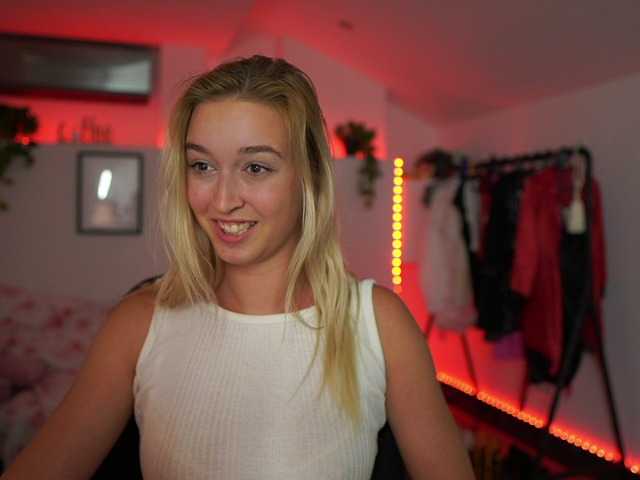 Fotografije AlexisTexas18 Hi! I am Alexis 19 yrs old teen, with perfect ass, nice tits and very hot sexy dance moves! Lets have fun with me! Water on my white T-shirt at goal!