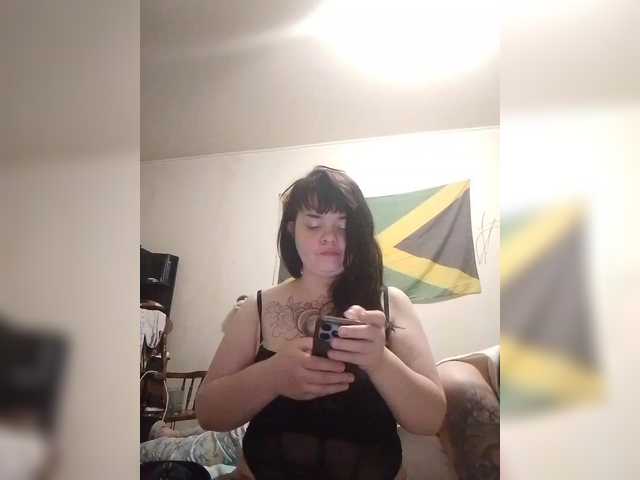 Oddajajo posnetke zaslona AliceFoxy777