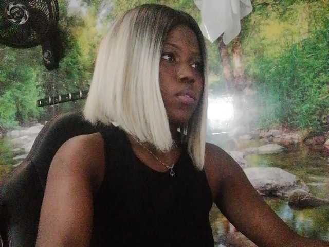 Oddajajo posnetke zaslona AmyBlacks