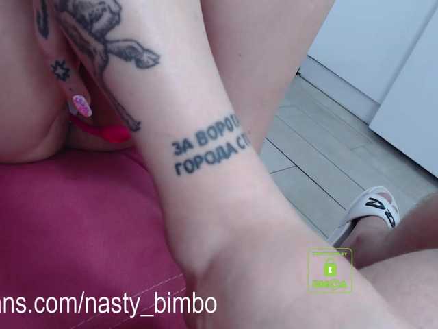 Oddajajo posnetke zaslona AnnaCrimsFuck