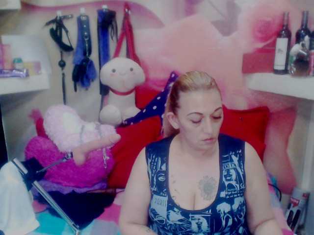 Fotografije annysalazar I want to premiere my new toy come help me achieve my goal 100 tokens