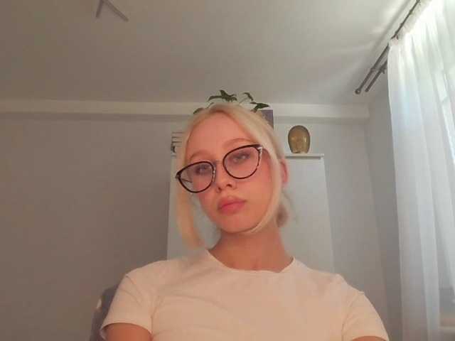 Oddajajo posnetke zaslona AnyaDirty