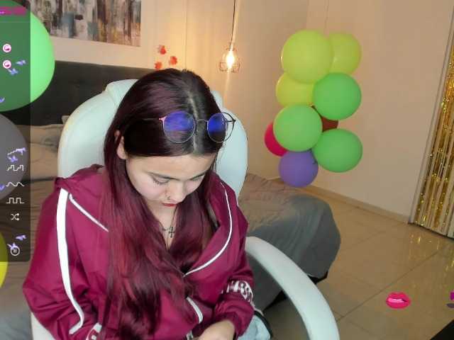 Oddajajo posnetke zaslona AshelyGirl