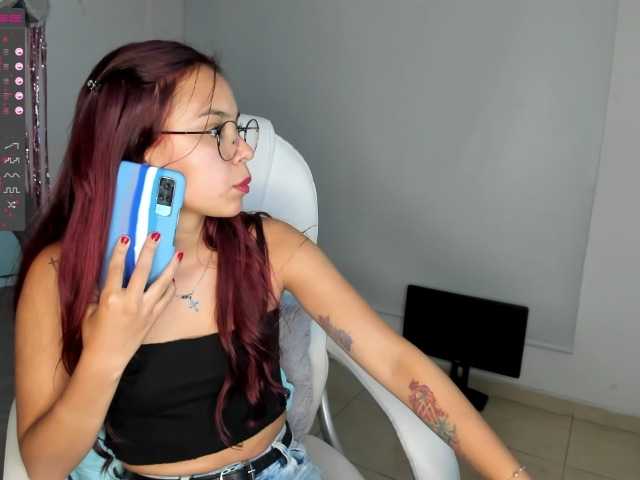 Oddajajo posnetke zaslona AshelyGirl