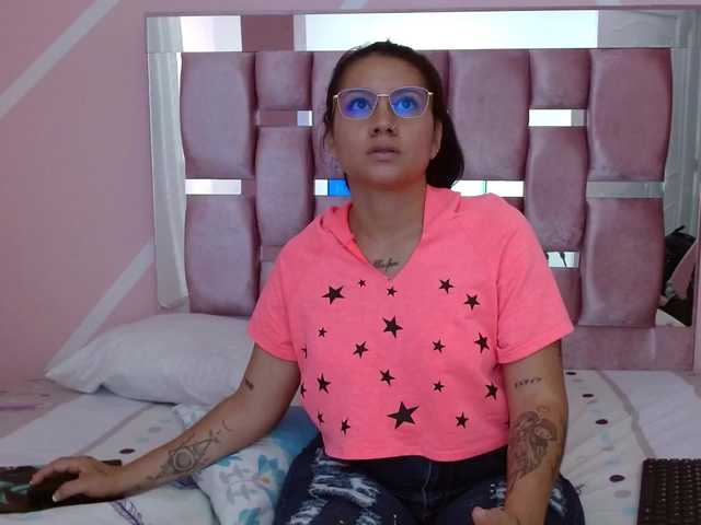 Oddajajo posnetke zaslona ASHLEYFOXZ