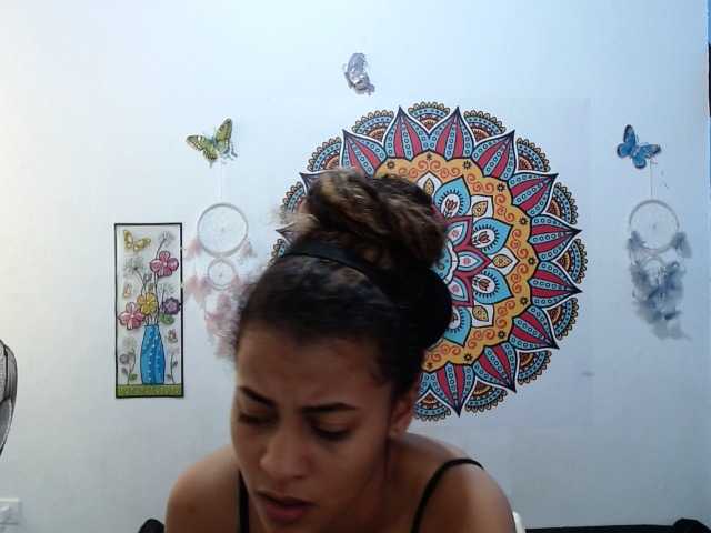 Oddajajo posnetke zaslona ASHLY-WOLF