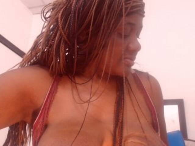 Oddajajo posnetke zaslona BigBustyBlack