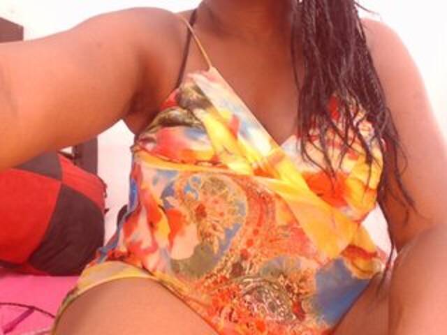 Oddajajo posnetke zaslona BigBustyBlack