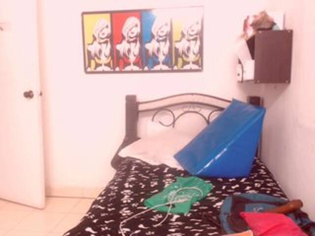 Oddajajo posnetke zaslona BigBustyBlack