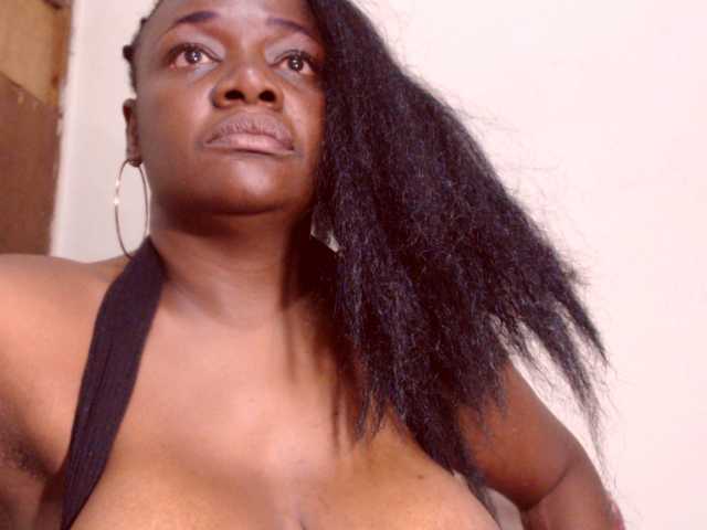 Oddajajo posnetke zaslona BigBustyBlack