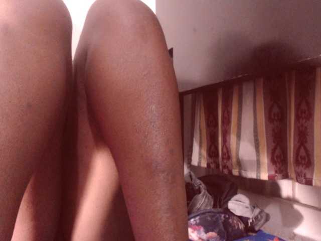 Oddajajo posnetke zaslona BigBustyBlack