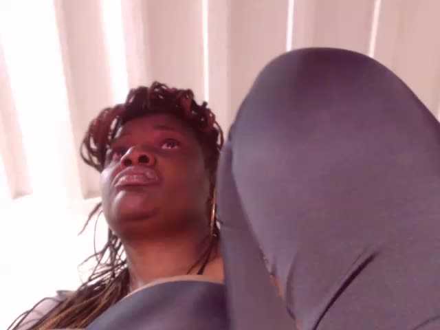 Oddajajo posnetke zaslona BigBustyBlack