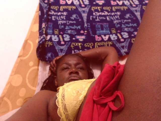 Oddajajo posnetke zaslona BigBustyBlack