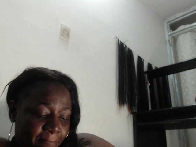 Oddajajo posnetke zaslona BigBustyBlack