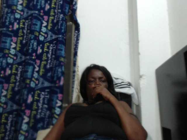 Oddajajo posnetke zaslona BigBustyBlack