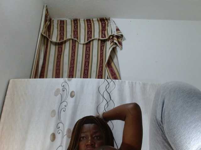 Oddajajo posnetke zaslona BigBustyBlack