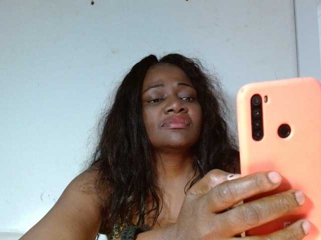 Oddajajo posnetke zaslona BigBustyBlack