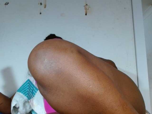 Oddajajo posnetke zaslona BigBustyBlack