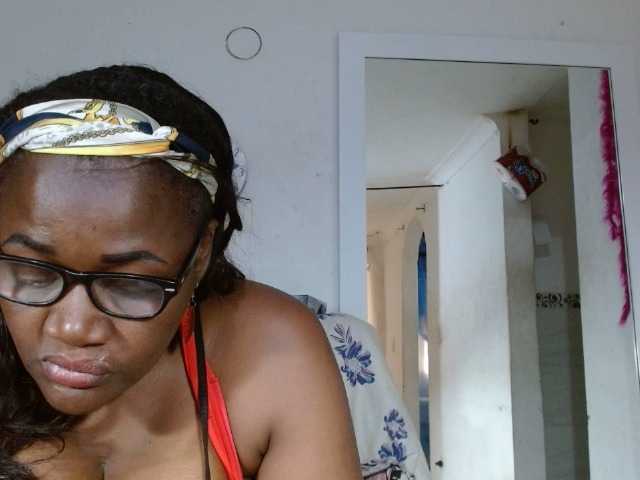 Oddajajo posnetke zaslona BigBustyBlack