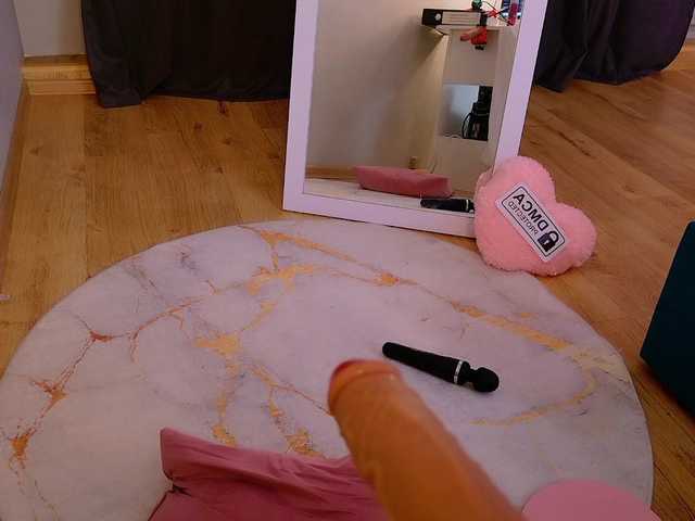 Oddajajo posnetke zaslona BlondiDoll