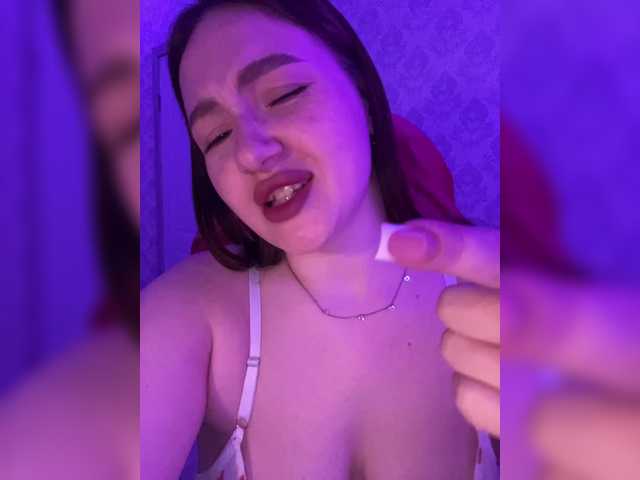Oddajajo posnetke zaslona BoredGirl