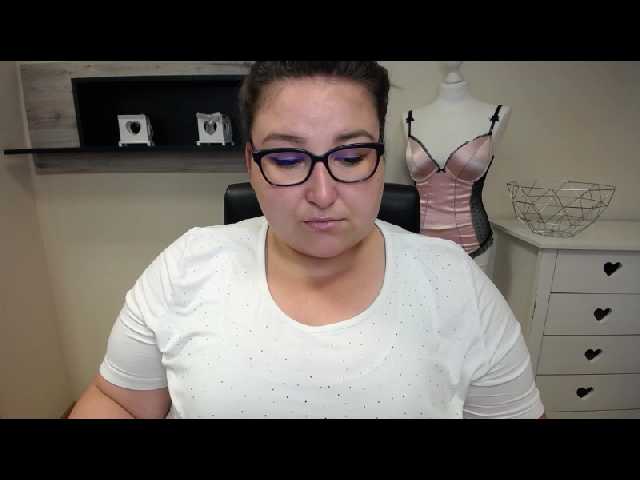 Oddajajo posnetke zaslona bustyLEXX