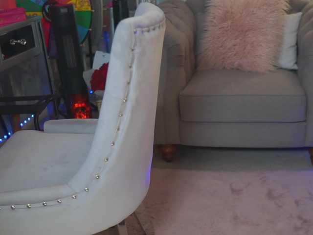 Oddajajo posnetke zaslona CallMeBadGirl