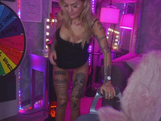 Oddajajo posnetke zaslona CallMeBadGirl