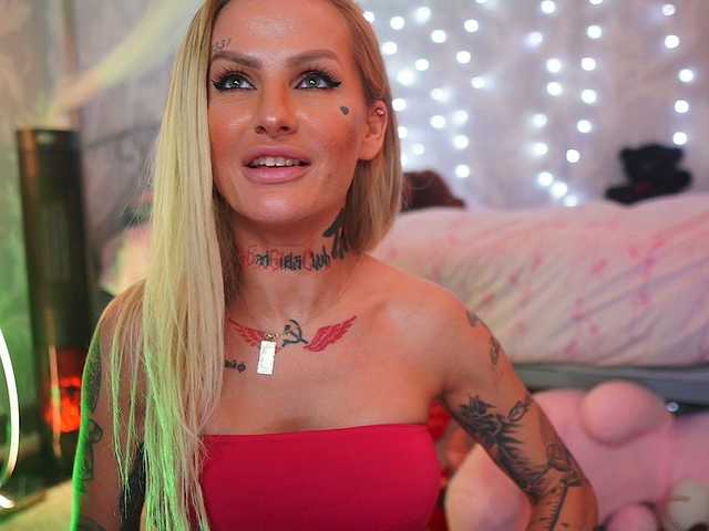 Oddajajo posnetke zaslona CallMeBadGirl