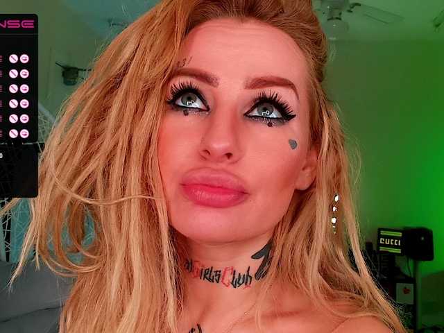 Oddajajo posnetke zaslona CallMeBadGirl