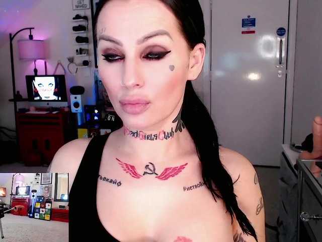 Oddajajo posnetke zaslona CallMeBadGirl