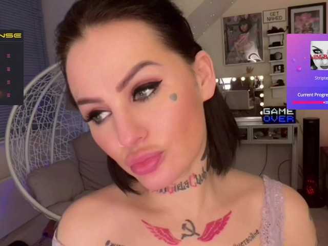 Oddajajo posnetke zaslona CallMeBadGirl