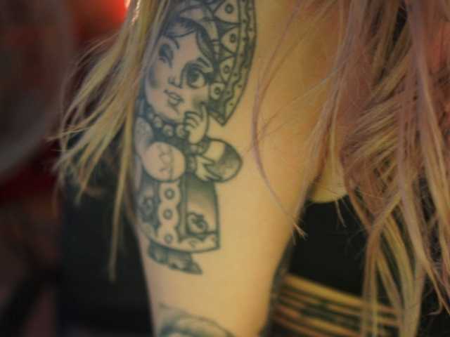 Oddajajo posnetke zaslona CallMeBadGirl