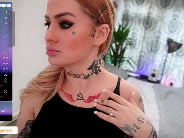 Oddajajo posnetke zaslona CallMeBadGirl