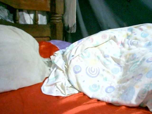 Oddajajo posnetke zaslona CarrieHots