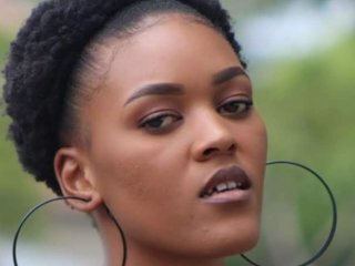 Erotični video klepet Carry-Brie