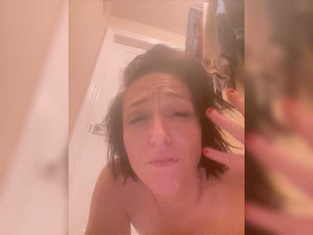 Oddajajo posnetke zaslona MagicKPussy