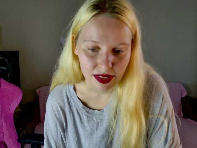 Oddajajo posnetke zaslona charming-blonde