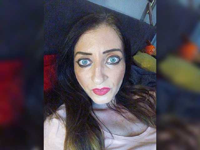 Oddajajo posnetke zaslona ChristianaHot