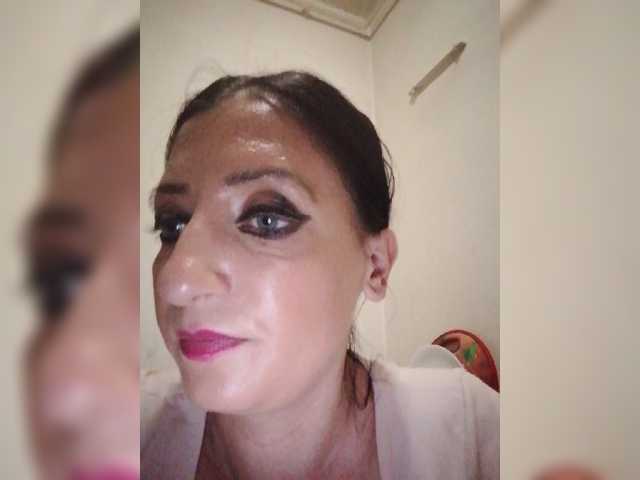 Oddajajo posnetke zaslona ChristianaHot