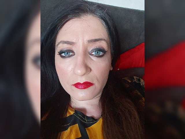 Oddajajo posnetke zaslona ChristianaHot