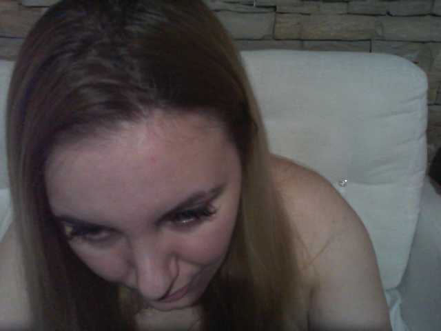 Oddajajo posnetke zaslona ChristinaHotX