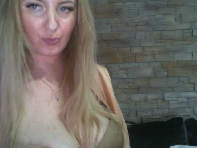 Oddajajo posnetke zaslona ChristinaHotX