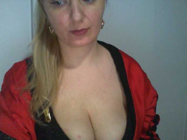 Oddajajo posnetke zaslona ChristinaHotX