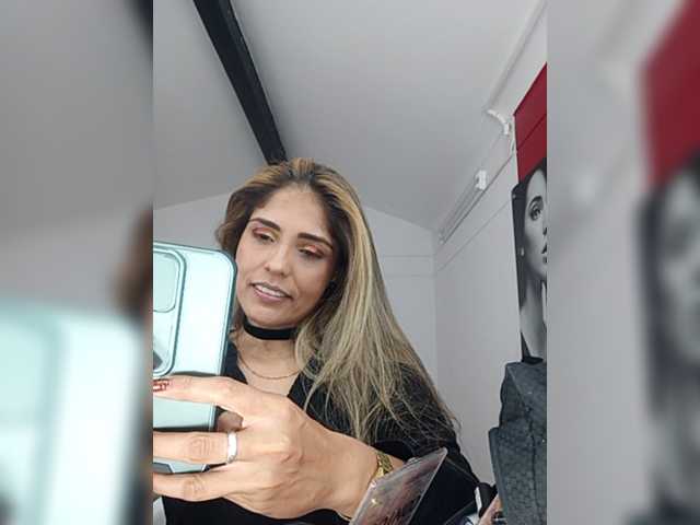 Oddajajo posnetke zaslona CloeFerreli